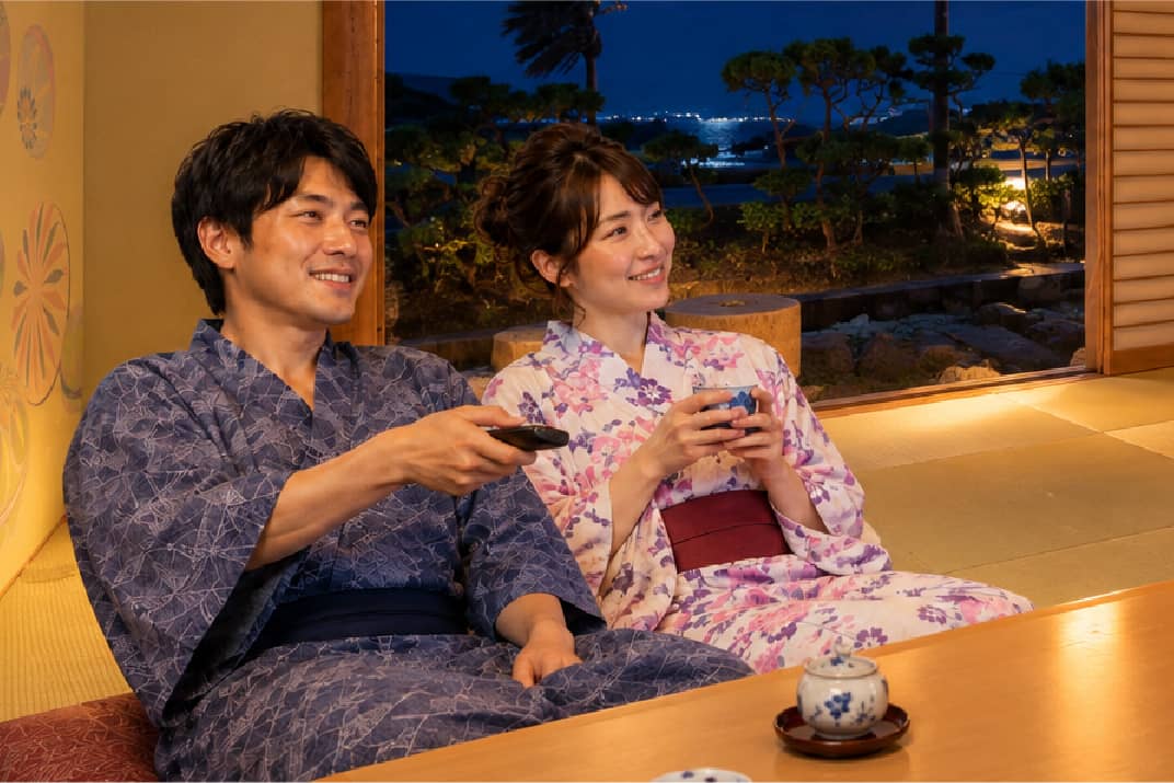 お部屋でくつろぐ夫婦