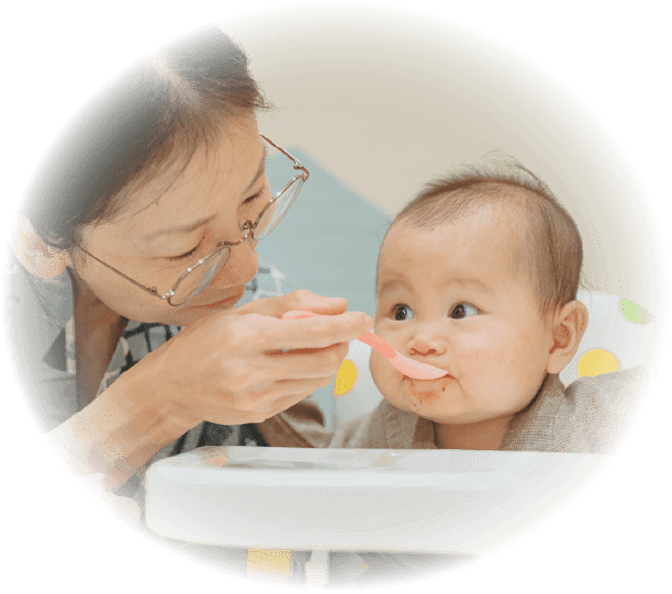 赤ちゃんに離乳食を食べさせる様子