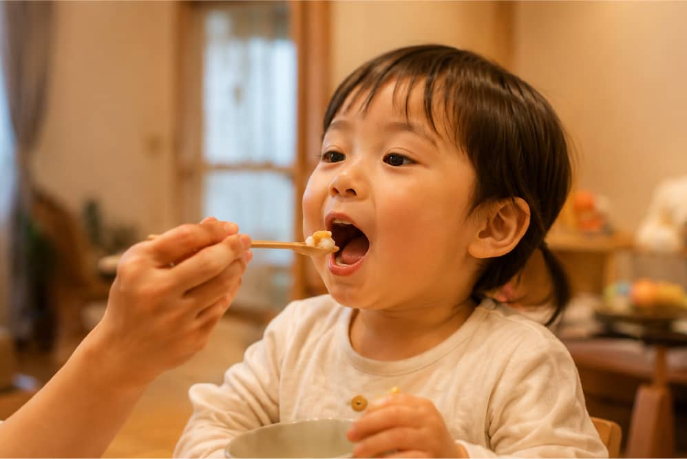 ごはんを食べる子ども